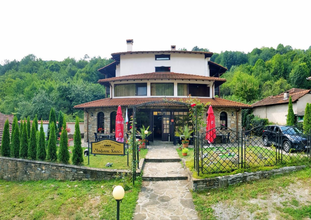 Family Hotel Chiflik Hills Exterior photo