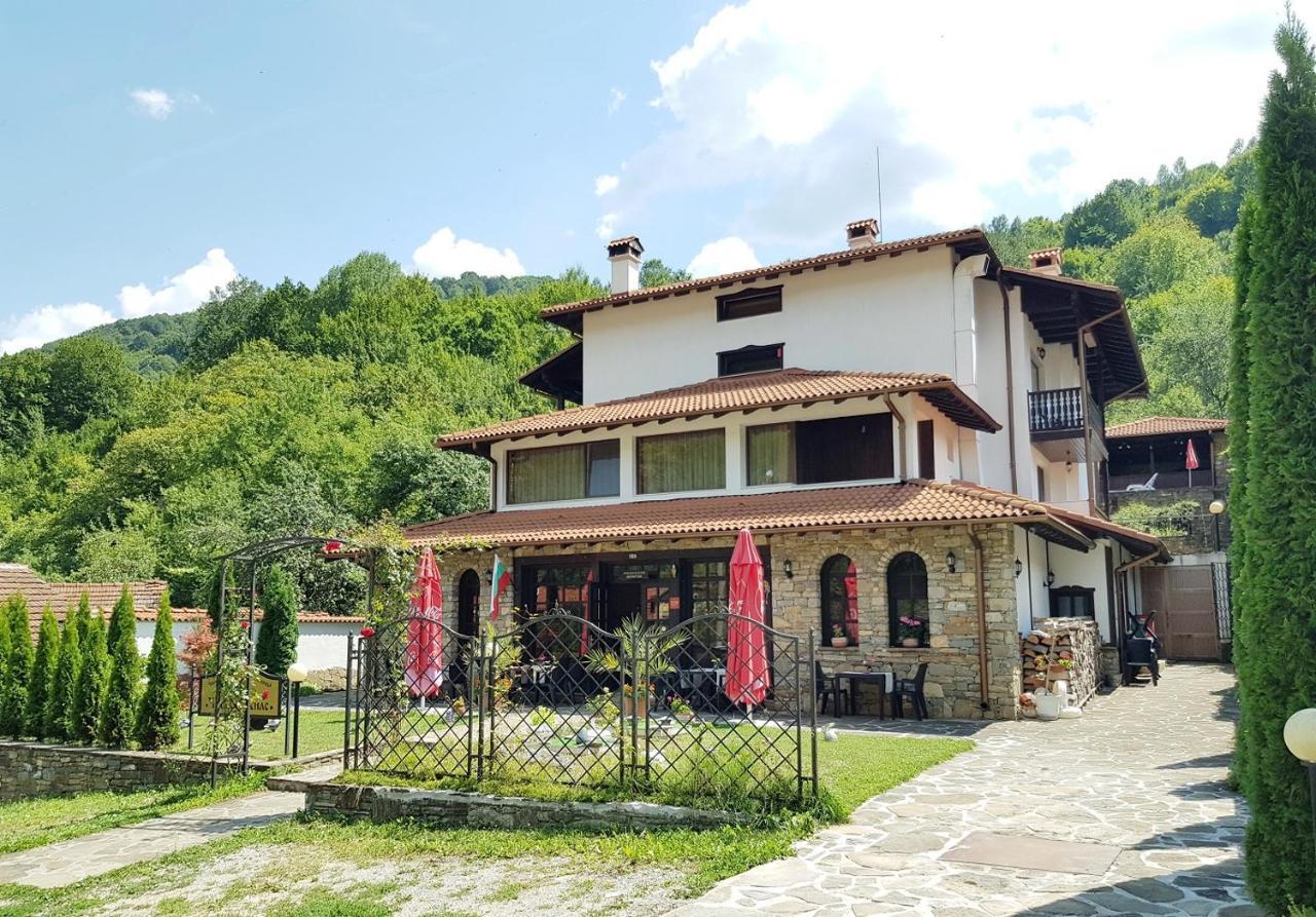 Family Hotel Chiflik Hills Exterior photo