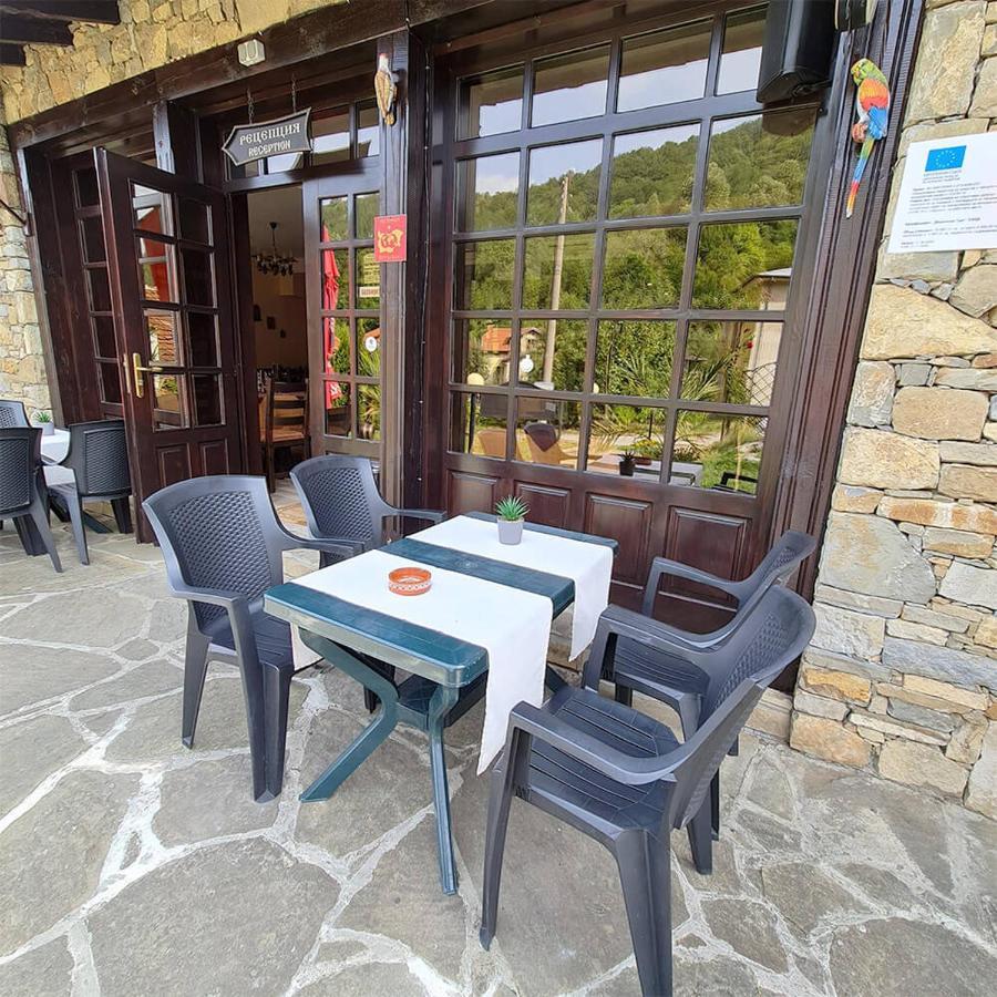 Family Hotel Chiflik Hills Exterior photo