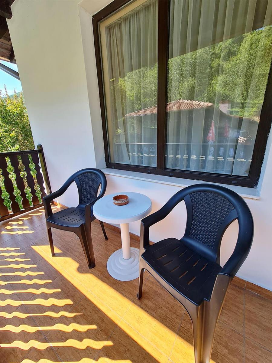 Family Hotel Chiflik Hills Room photo