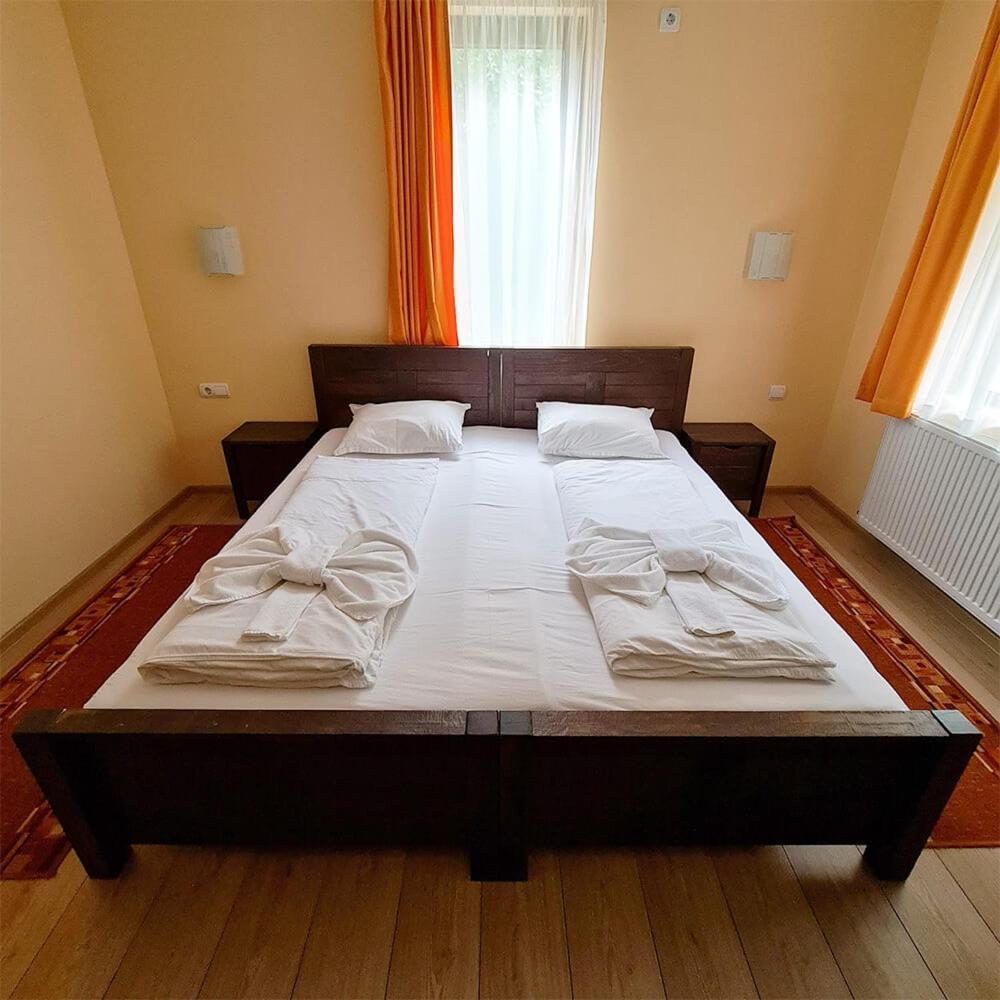 Family Hotel Chiflik Hills Room photo
