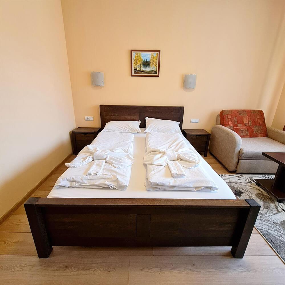 Family Hotel Chiflik Hills Room photo