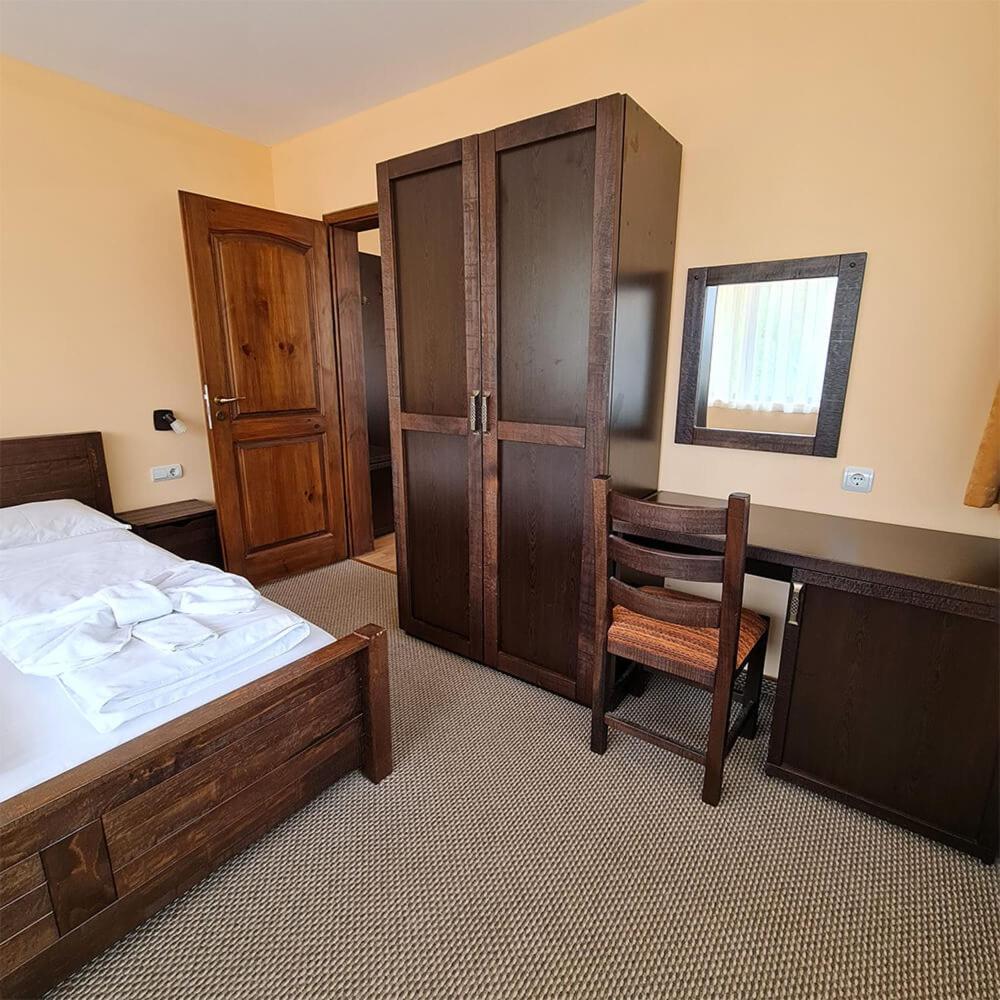Family Hotel Chiflik Hills Room photo