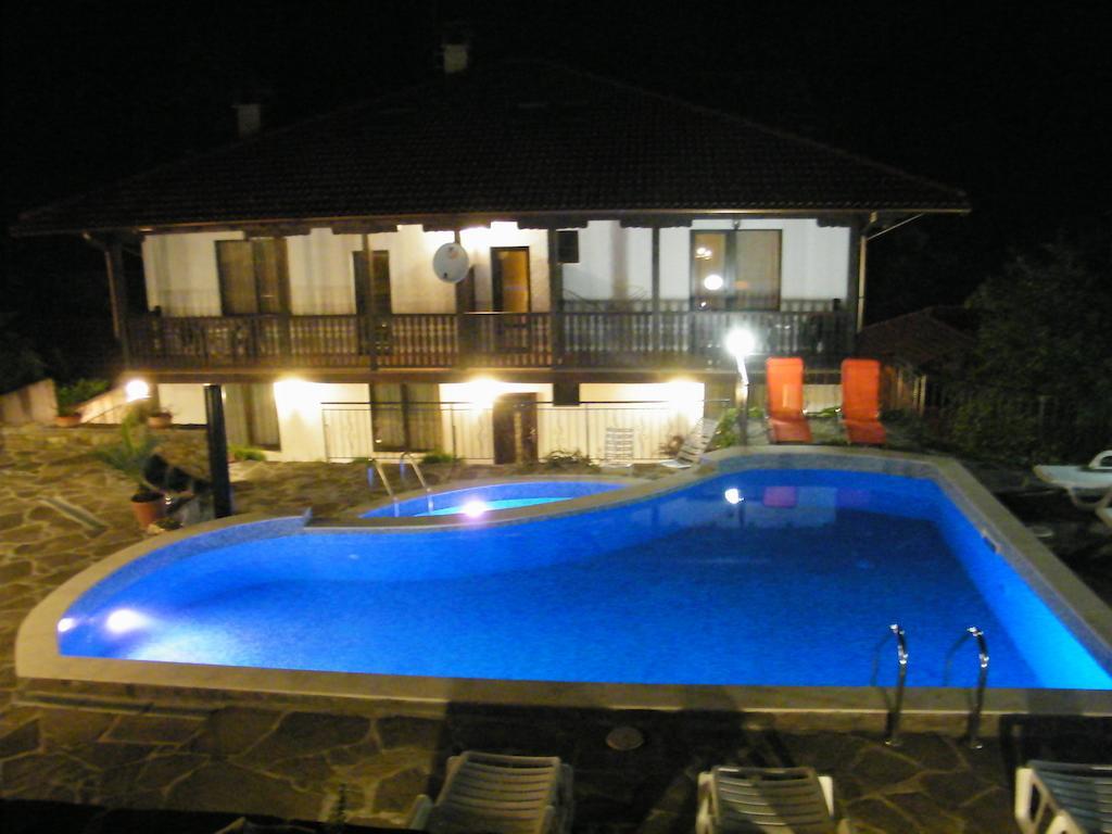Family Hotel Chiflik Hills Exterior photo