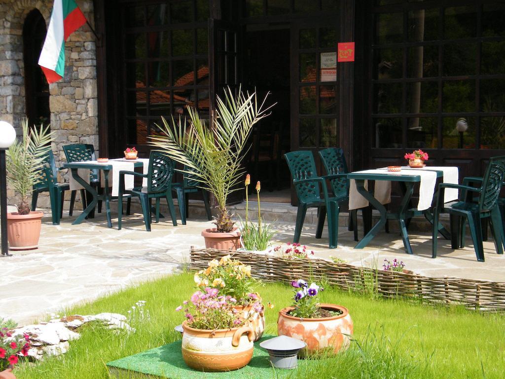Family Hotel Chiflik Hills Exterior photo