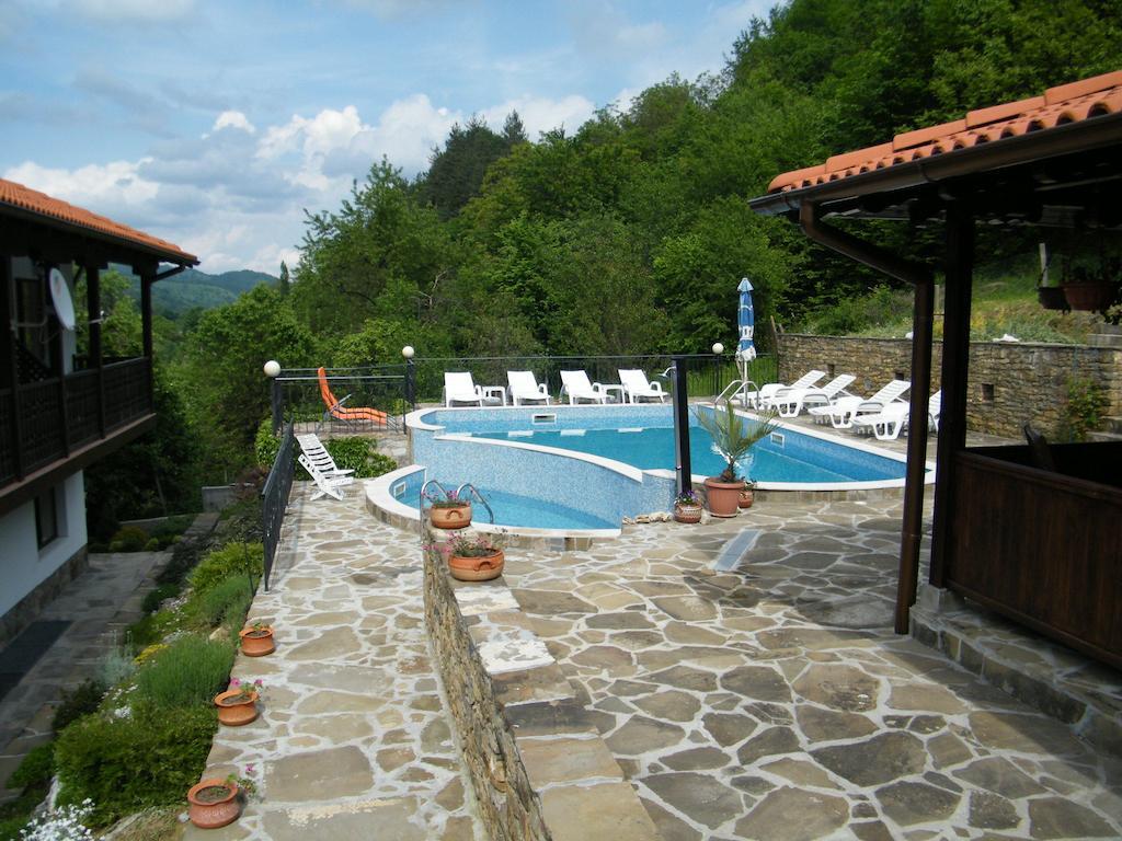 Family Hotel Chiflik Hills Exterior photo