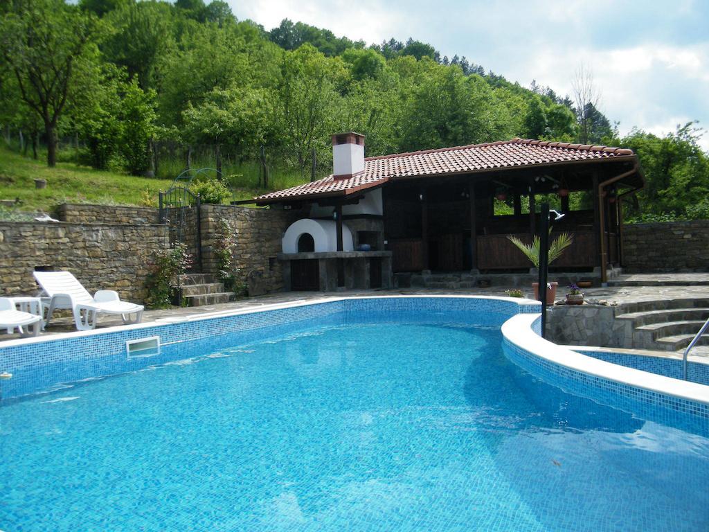 Family Hotel Chiflik Hills Exterior photo