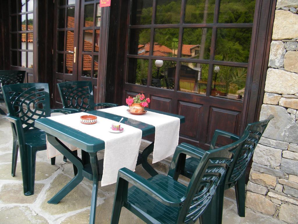 Family Hotel Chiflik Hills Exterior photo