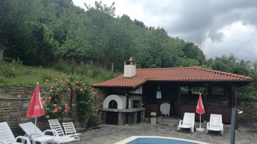 Family Hotel Chiflik Hills Exterior photo